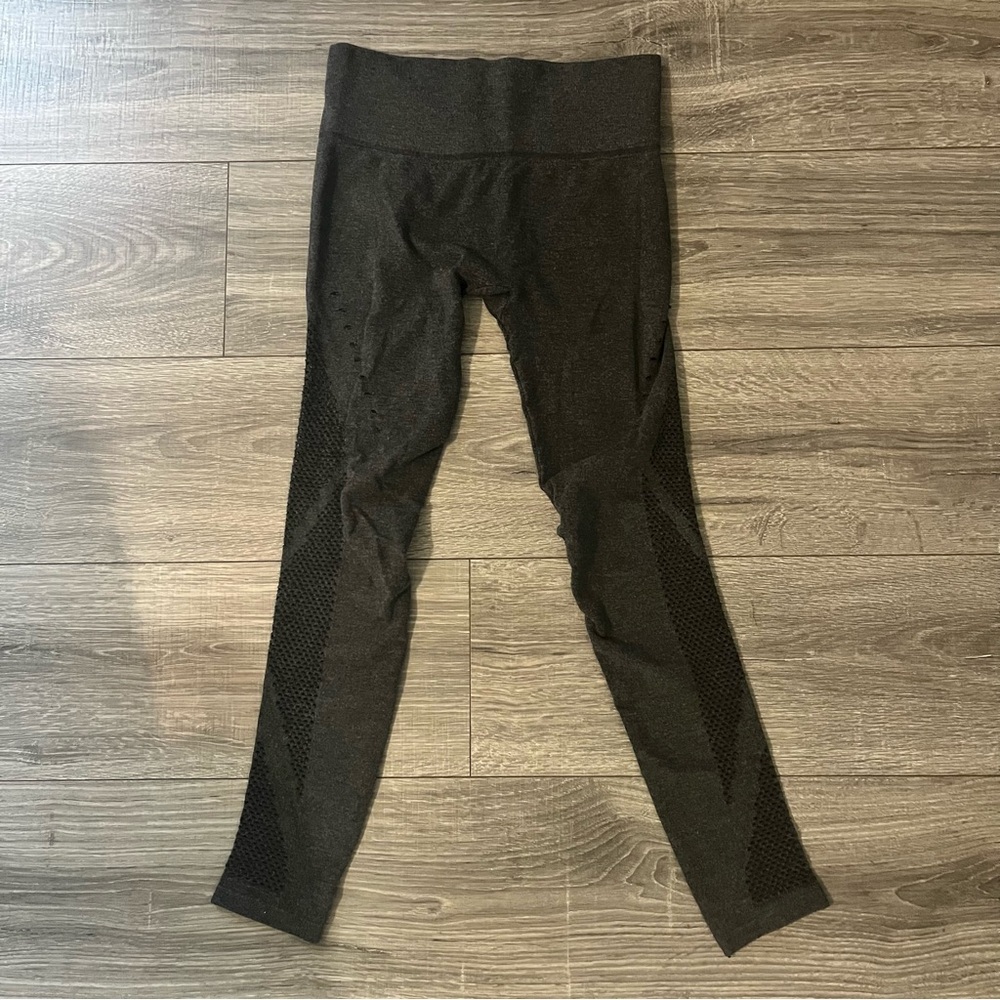 dark gray shosho leggings textured open knit patterned sides‎ size s/m yoga